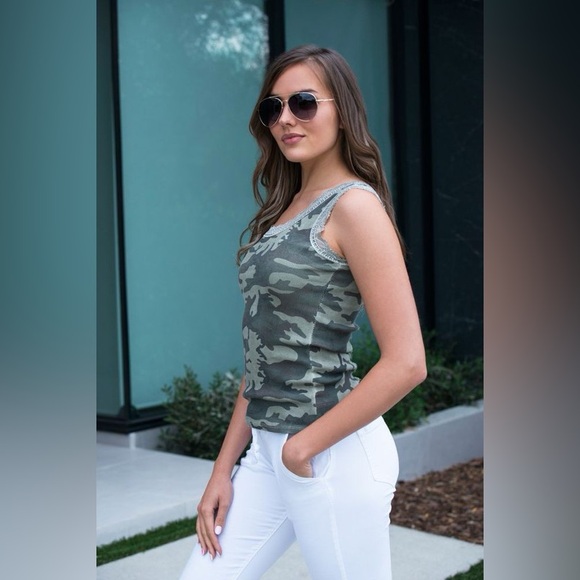 (717146-CAM-ARM) CAMOUFLAGE BACK LACE CONTRAST TRIM RIB TANK TOP - Picture 3 of 4